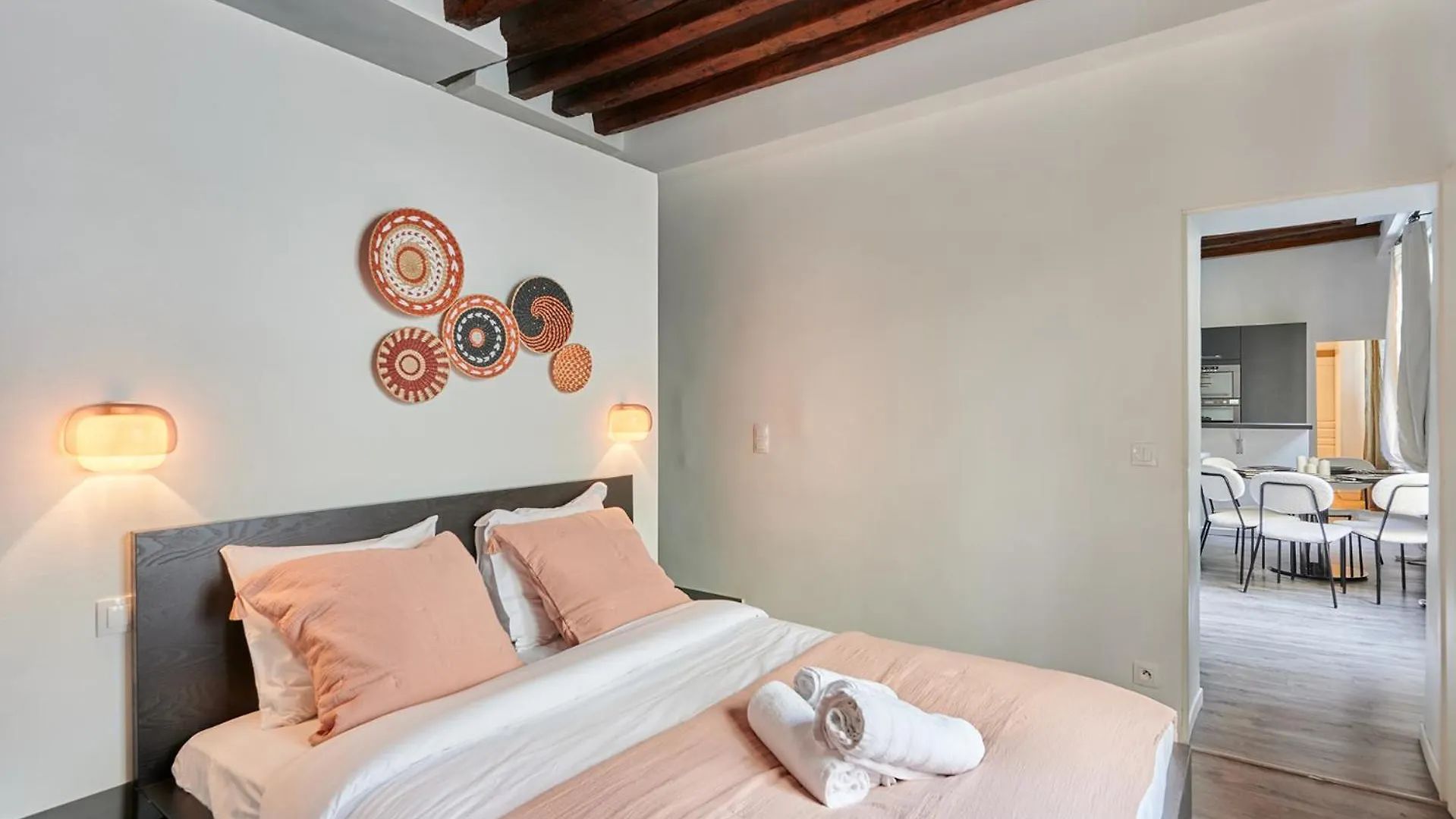 Apartment Center Of Paris By Studio Prestige