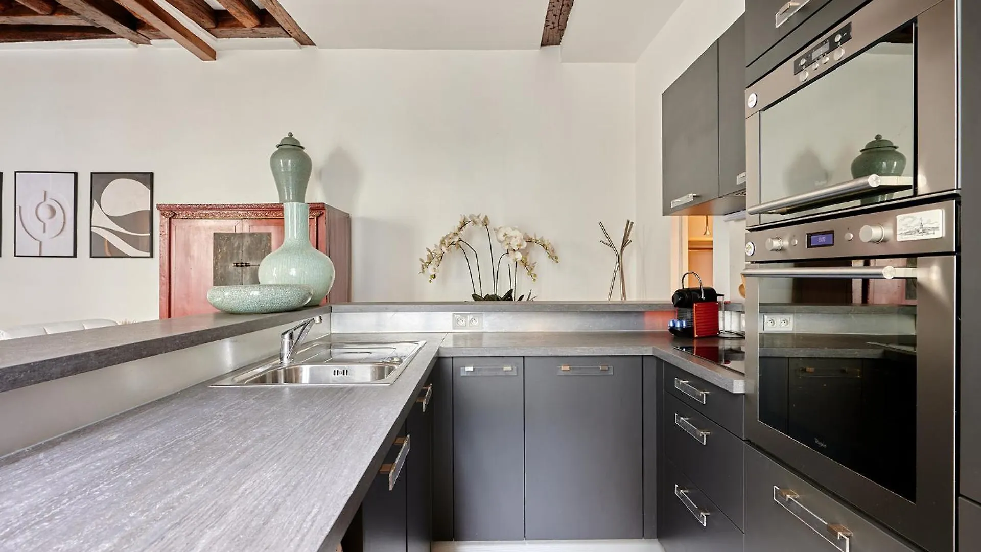 Apartment Center Of Paris By Studio Prestige