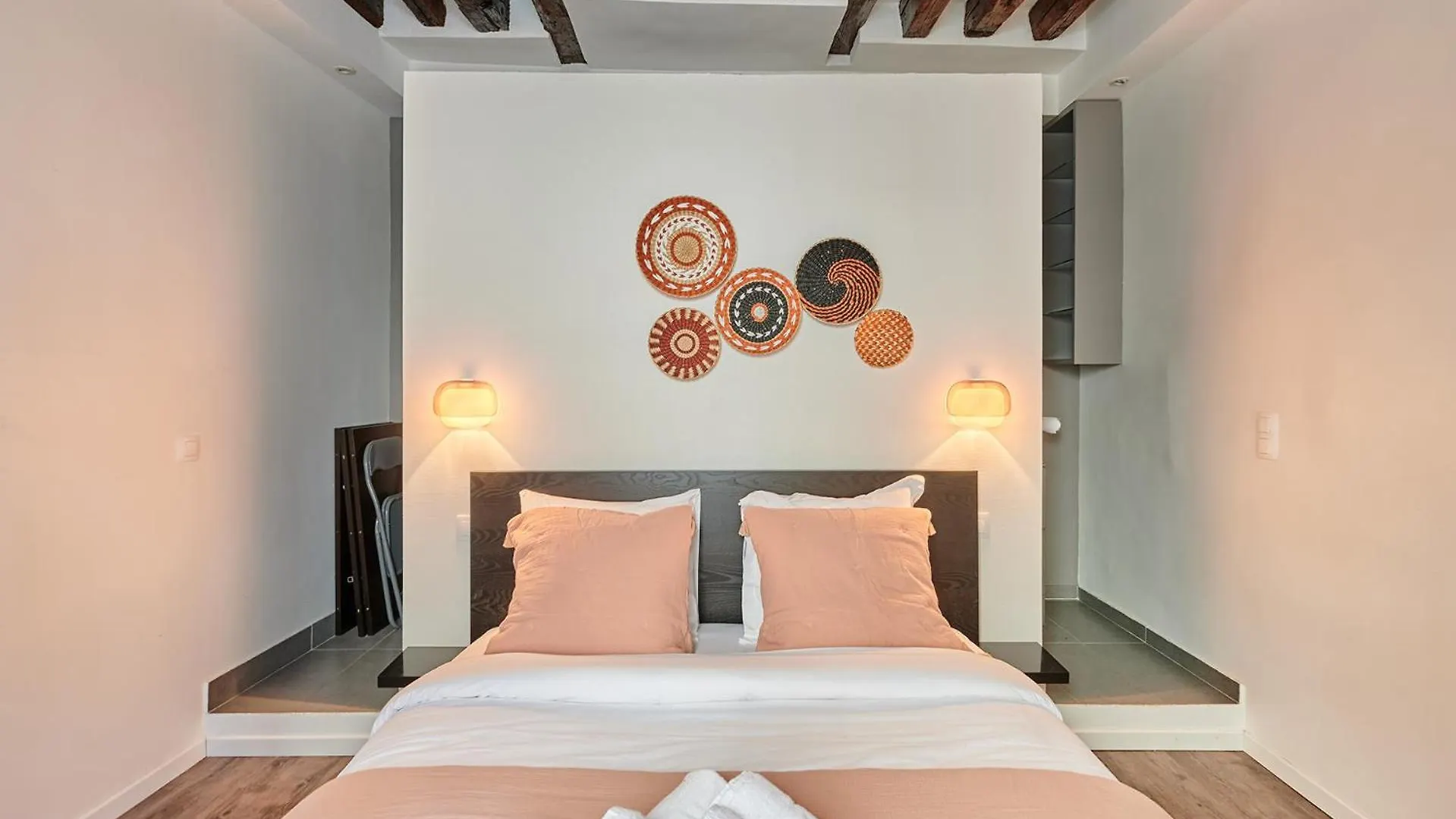 Apartment Center Of Paris By Studio Prestige