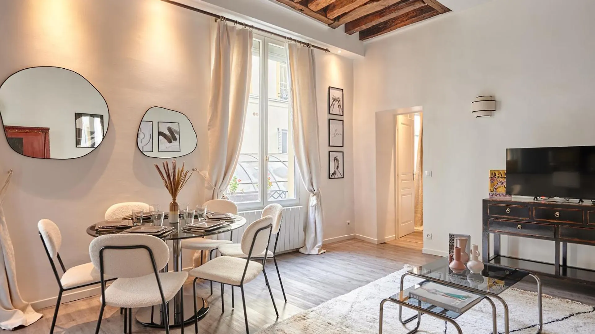 Apartment Center Of Paris By Studio Prestige
